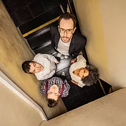 Das Trio-Projekt „Random/Control“ begleitet David Helbock schon seit mehr als anderthalb Jahrzehnten. - © David Helbock/Fola Dada