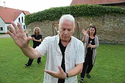 Zur Ruhe kommen: Trainer Rudolf Schmittmann zeigt den Teilnehmern verschiedene Tai-Chi-Übungen . - © Till Brand