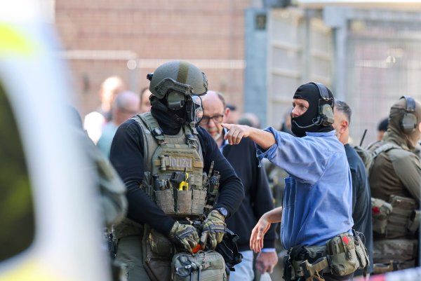 Auch schwer bewaffnete Einheiten der Polizei waren im Einsatz. - © Christoph Reichwein/dpa