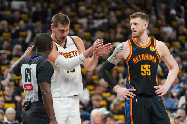 Isaiah Hartenstein (r.) verbuchte für die Oklahoma City Thunder zehn Punkte gegen die Denver Nuggets. - © Kyle Phillips/AP/dpa