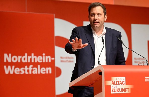 SPD-Bundesparteichef Lars Klingbeil weht von der nordrhein-westfälischen Basis ein scharfer Wind entgegen. - © Roberto Pfeil/dpa