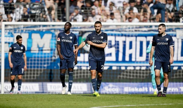 Bochum trauert: Der VfL steigt ab. - © Anke Waelischmiller/dpa