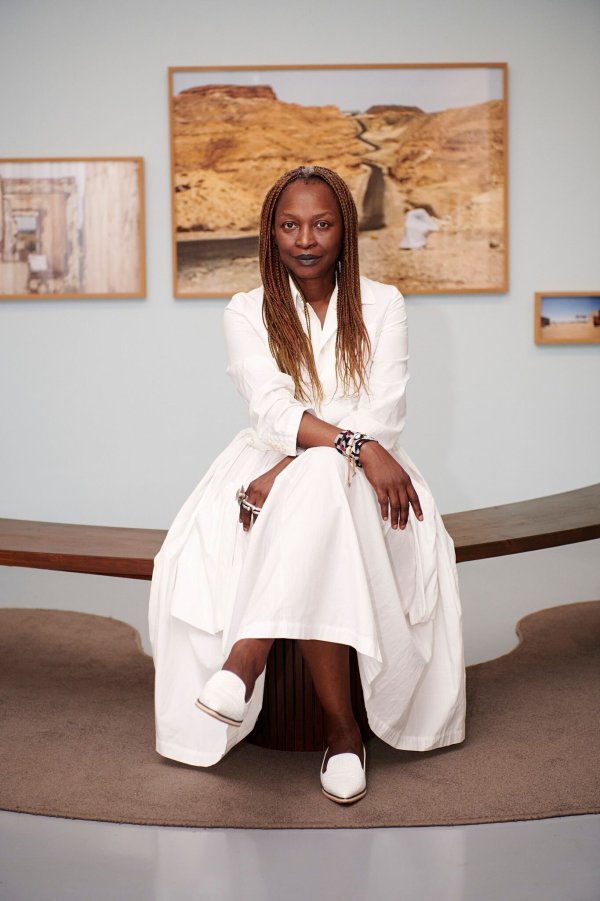 Die aus Kamerun stammende Künstlerin Koyo Kouoh sollte 2026 die 61. Ausgabe der Kunstbiennale in Venedig kuratieren. - © Mirjam Kluka/La Biennale die Venezia/dpa
