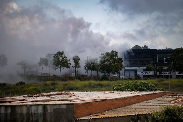 Bei einem Feuer in einer Lagerhalle in Spanien für Chlor ist eine giftige Wolke freigesetzt worden. - © Kike Rincón/EUROPA PRESS/dpa