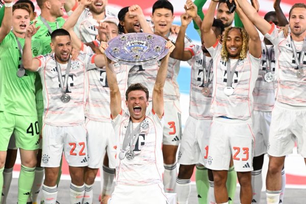 Thomas Müller reckte als erster Bayern-Spieler die Schale in die Höhe. - © Sven Hoppe/dpa