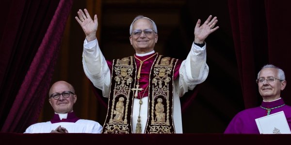 Der neue Papst Leo XIV.. - © Oliver Weiken/dpa