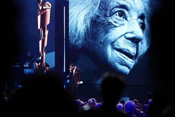 Igor Levit und viele Gäste beim Deutschen Filmpreis waren sichtlich ergriffen vom Tod Margot Friedländers. - © Christoph Soeder/dpa