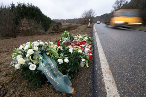 Blumen und Kerzen am Tatort, an dem Ende Januar 2022 bei Kusel zwei Polizeibeamte bei einer Verkehrskontrolle erschossen wurden. - © Sebastian Gollnow/dpa