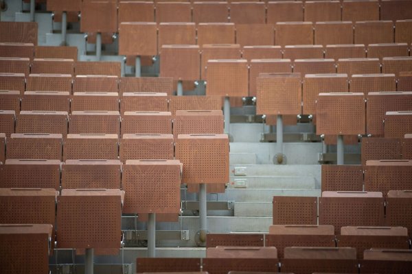 Ein leerer Hörsaal an einer Universität. - © Sebastian Gollnow/dpa/Symbolbild