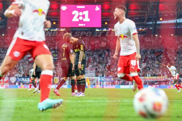 Ernüchterung bei den Kölnern nach dem 1:3 in der Nachspielzeit der ersten Hälfte. - © Jan Woitas/dpa