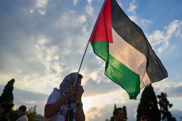 Ein Demonstrant schwenkt eine palästinensische Flagge während einer Demonstration vor dem griechischen Parlament. (Archivbild) - © Petros Giannakouris/AP/dpa