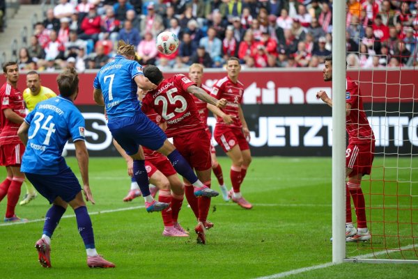 Ein Tor, das nicht galt: Isac Lidberg (Nr. 7) köpft in der 8. Minute das vermeintliche 1:0 für Darmstadt, stand zuvor aber hauchdünn im Abseits. - © Christoph Reichwein/dpa