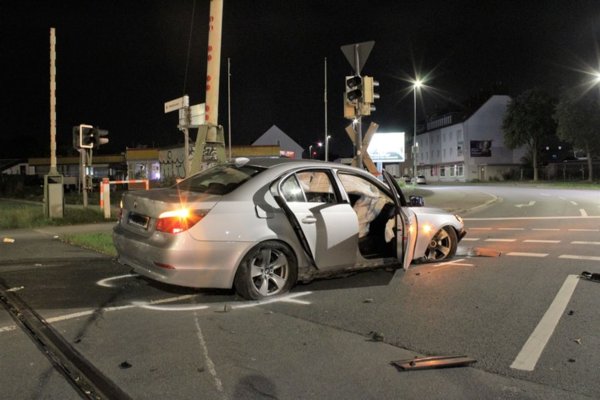 Bevor der Wagen mit der Schrankenanlage auf einer Mittelinsel kollidierte, soll er sich nach Zeugenangaben ein verbotenes Autorennen mit einem weiteren Auto geliefert haben. - © ---/Polizei Hamm/dpa