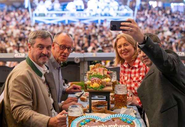Gemeinsam mit CSU-Chef Markus Söder und den SPD-Parteivorsitzenden Bärbel Bas und Lars Klingbeil kam Merz ins Schottenhamel-Festzelt. - © Peter Kneffel/dpa