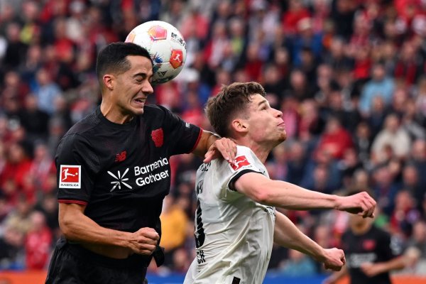 Leverkusens Lucas Vázquez und Gladbachs Lukas Ullrich kämpfen um den Ball. - © Federico Gambarini/dpa