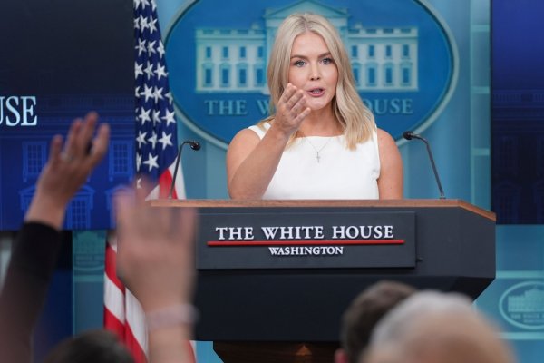 Trumps Sprecherin Karoline Leavitt stellt klar, dass die Visa-Gebühr nicht jährlich erhoben wird. - © Evan Vucci/AP/dpa