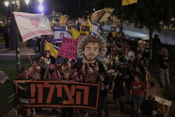 In Israel fordern erneut Tausende Menschen ein Ende des Krieges. - © Mahmoud Illean/AP/dpa