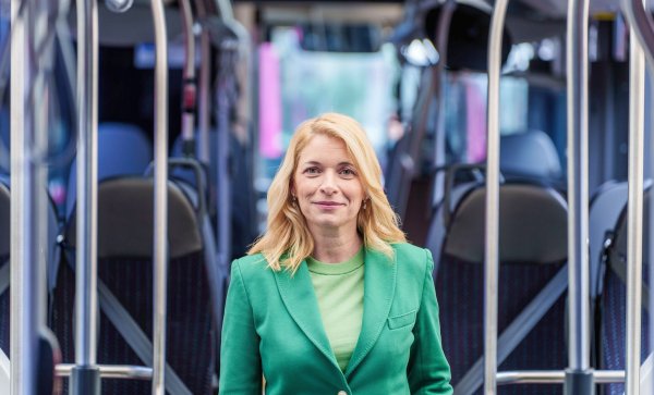 Die designierte neue Bahnchefin hat vor einigen Monaten selbst einen Lokführerschein gemacht. - © Andreas Arnold/dpa
