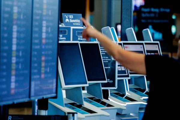 Nach einem Cyberangriff gab es am Berliner Flughafen längere Wartezeiten. - © Carsten Koall/dpa