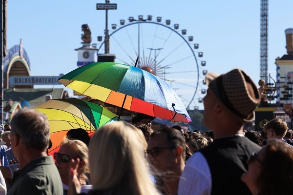 Hochsommerliche Temperaturen auf der Wiesn - da gewährten Schirme zumindest ein wenig Schatten. - © Karl-Josef Hildenbrand/dpa