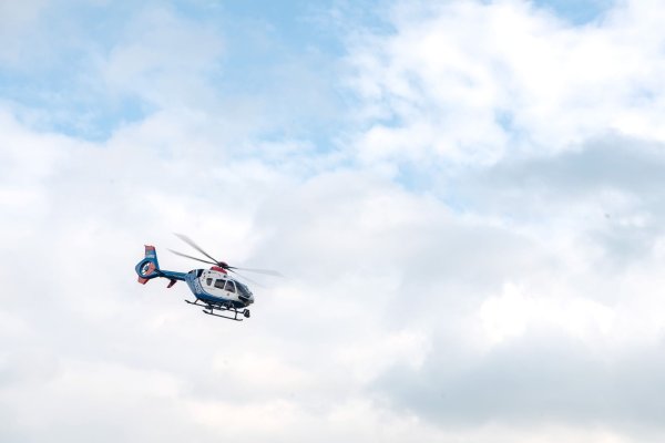 Nach den flüchtigen Autoinsassen fahndet die Polizei auch mit einem Hubschrauber – ohne Erfolg. (Symbolbild) - © Sina Schuldt/dpa