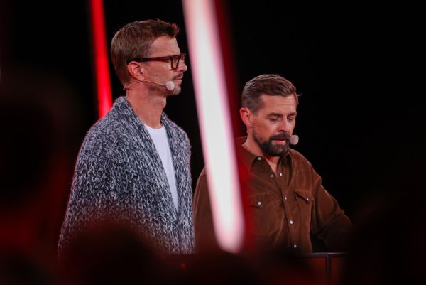 Joko Winterscheidt und Klaas Heufer-Umlauf sendeten am Samstagabend live aus Duisburg. - © Christoph Reichwein/dpa
