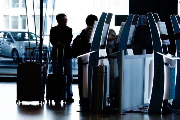 Nach einem Cyberangriff sollten Passagiere in Berlin am Flughafen eigenständig einchecken. - © Carsten Koall/dpa