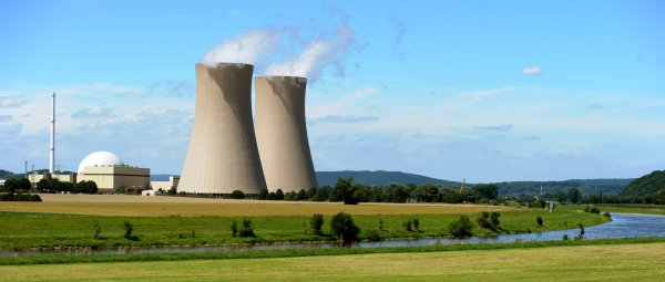 Der Atommeiler Grohnde ist seit 1984 am Netz. Er gehört zu den acht Kernkraftwerken, die derzeit noch in Deutschland in Betrieb sind. - © Holger Hollemann/dpa