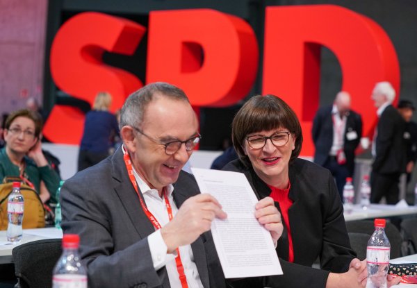 Norbert Walter-Borjans und Saskia Esken beim SPD-Bundesparteitag. - © Kay Nietfeld/dpa