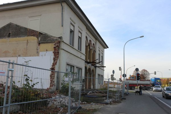 Die Reste des Scherenkrugs: Der Abriss an der B 66 ruht, weil im Gebäude Schadstoffe gefunden worden sind. - © Thomas Dohna
