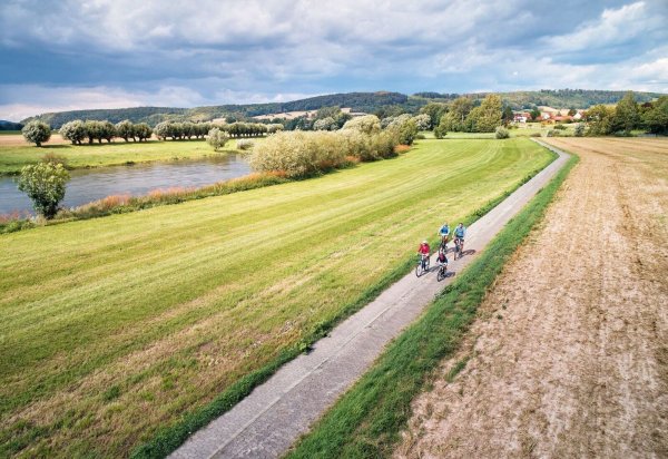 Der Weser-Radweg führt über mehr als 500 Kilometer vom Weserbergland zur Nordsee und ist laut der ADFC-Radreiseanalyse erneut der beliebteste deutsche Radfernweg. - © Jens Wegener/TMN, DZT/dpa-tmn