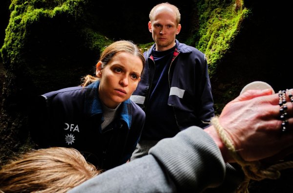 Annett Schuster (Kristin Suckow) und Jan Kawig (Bernhard Conrad) in einer Szene des TV-Krimis «Tod am Rennsteig – Auge um Auge». - © Gordon Muehle/ARD Degeto/MDR/dpa