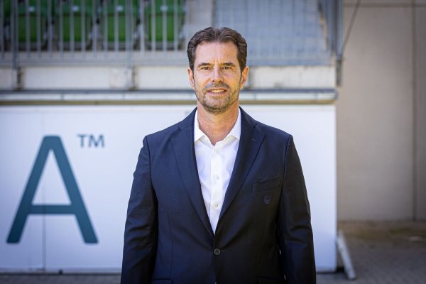 Wolfsburgs Frauen-Fußball-Chef Ralf Kellermann ärgert die Ansetzung des Pokal-Topspiels. - © Moritz Frankenberg/dpa