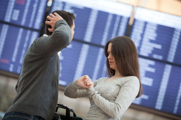 Bei Flugverspätungen haben Passagiere laut EU-Recht Anspruch auf Betreuungsleistungen. Dazu zählen Mahlzeiten und Erfrischungen «in angemessenem Verhältnis zur Wartezeit». - © Christin Klose/dpa-tmn