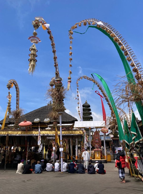 In den vergangenen Wochen kam es auf Bali gleich mehrmals vor, dass sich Touristen an heiligen Orten respektlos verhalten haben. Die Regionalregierung plant nun einen speziellen Reiseführer für gutes Benehmen. - © Carola Frentzen/dpa