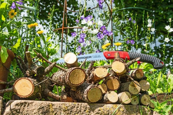Auch kleine Klappsägen tun ihren Dienst - © Foto: Selbst ist der Mann/dpa-tmn
