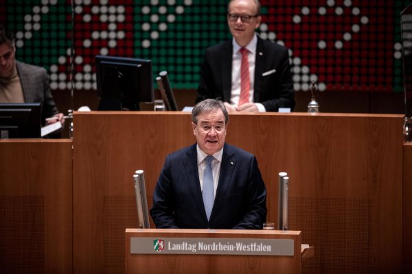 Ministerpräsident Armin Laschet (CDU) informiert den Landtag bei einer Sondersitzung. - © Fabian Strauch/dpa