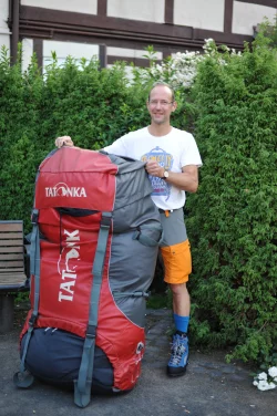 Martin Brandt vom Detmolder Sportgeschäft "Zugvogel" mit einem Wanderrucksack. - © Nicole Ellerbrake