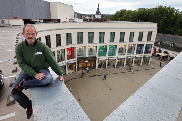 <p class="articletextcaption">Will den Platz mit Leben füllen: Hausmeister Dirk Burgschweiger organisiert ein Fest vor dem Hertie-Nachfolgegebäude.</p> 
- © Bernhard Preuss