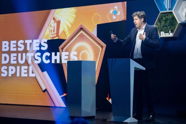 Grünen-Politiker Michael Kellner spricht bei der Vergabe des Deutschen Computerspielpreises (DCP). - © Hannes P Albert/dpa/Archivbild