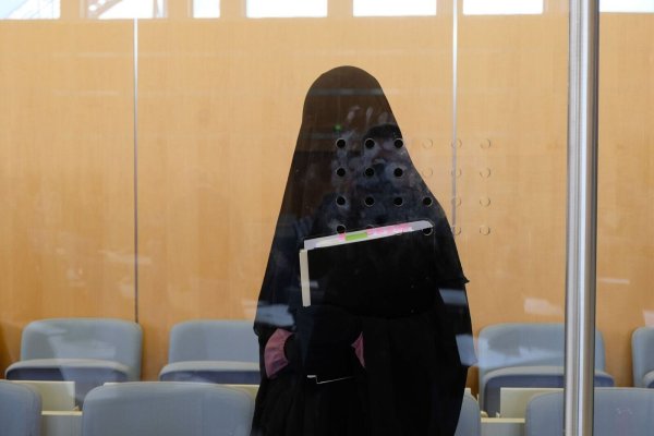 Eine Angeklagte steht im Gerichtssaal. - © Frank Christiansen/dpa