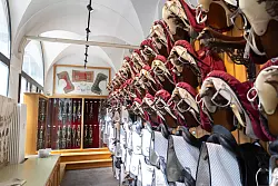 In der Sattelkammer der Stallburg wird das Zaumzeug f&uuml;r die Lipizzaner der Spanischen Hofreitschule aufbewahrt. - &copy; Niklas T&uuml;ns