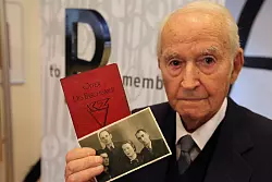 Erinnerung: Leon Schwarzbaum mit einem alten Familienfoto, auf dem er (links) zusammen mit seinem Onkel Moses und seinen Eltern Estera und Josef (von links) zu sehen ist. Er hat sie nach der Trennung in Auschwitz nie wiedergesehen. - &copy; Bernhard Preu&szlig;