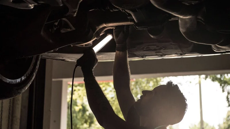 Verschlissene Stoßdämpfer erhöhen das Unfallrisiko: Regelmäßige Wartungen und fachmännische Kontrolle sorgen für mehr Sicherheit und Fahrkomfort. - © Robert Günther/dpa-tmn