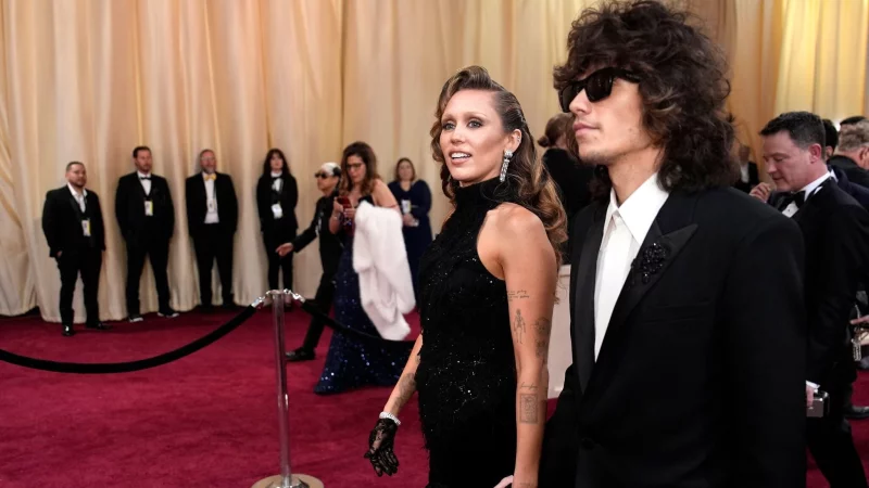 Das Promi-Paar Miley Cyrus und Maxx Morando hat sich verlobt. (Archivbild) - © John Locher/Invision/AP/dpa