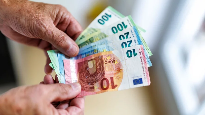 Brutto gleich netto? Nicht ganz. Aber bei der Aktivrente sind die Abz&uuml;ge trotzdem vergleichsweise gering. - &copy; Matthias Balk/dpa