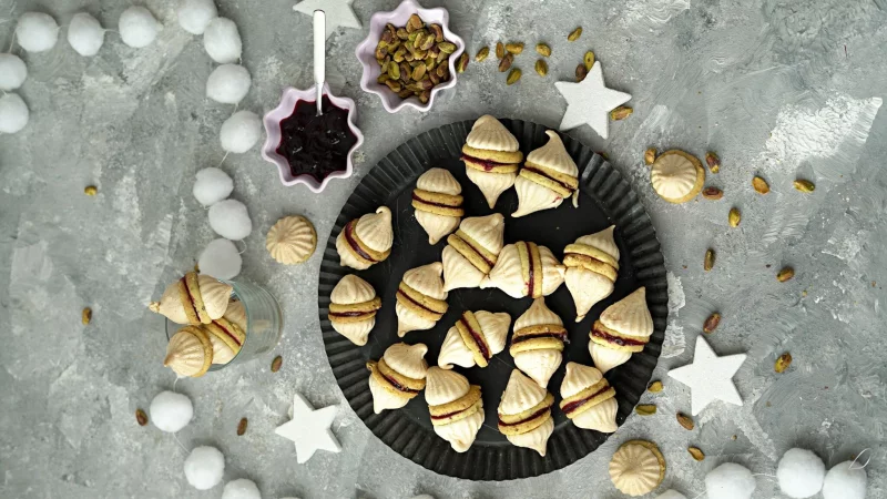 Durch die Geleef&uuml;llung werden zwei Vanillekipferl miteinander verbunden. Dann bekommt der Doppel-Keks auch noch zwei Zipfelm&uuml;tzchen in Form von Baiserhauben. - &copy; Mareike Pucka/biskuitwerkstatt.de/dpa-tmn