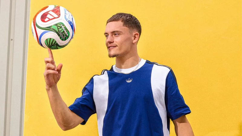 Florian Wirtz mit dem offiziellen WM-Spielball &laquo;Trionda&raquo;. - &copy; ---/Adidas/dpa