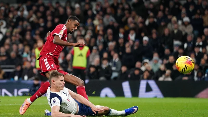 Alexander Isak trifft nach Wirtz-Vorlage - bei der Szene verletzt sich der St&uuml;rmer aber auch. - &copy; Harvey Murphy/News Images via ZUMA Press Wire/dpa