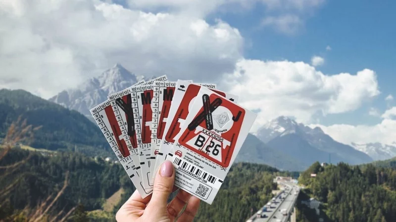 Ein letztes mal kleben: Die Autobahnmaut-Vignetten f&uuml;r 2026 in &Ouml;sterreich sind feuerrot. - &copy; ---/ASFINAG/dpa-tmn